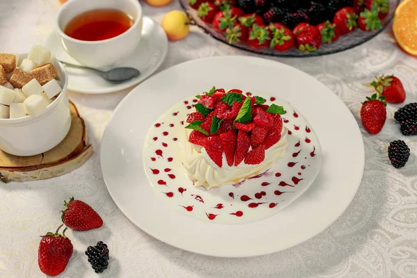 Pavlova Dessert Mit Sahne Minze Und Erdbeere Auf Weißem Teller — Stockfoto
