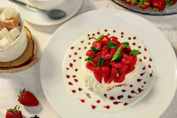 Postre Pavlova Con Menta Crema Fresa Plato Blanco Sobre Una —  Fotos de Stock