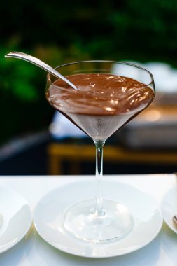 Dondurma için pudralı kokteyl bardakları, tatil için yemek servisi.