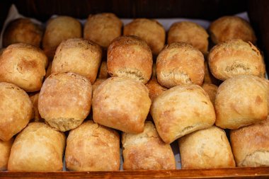 Tahta bir kutuda susamlı ve haşhaş tohumlu taze ekmek.