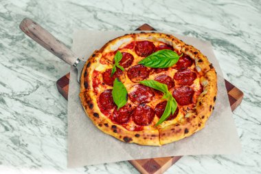 İtalyan pizzası mozzarella ve fesleğenli.
