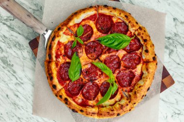 İtalyan pizzası mozzarella ve fesleğenli.