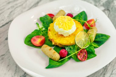 Sebzeli gözleme, tavuk memesi ve haşlanmış yumurta. Kahvaltı.