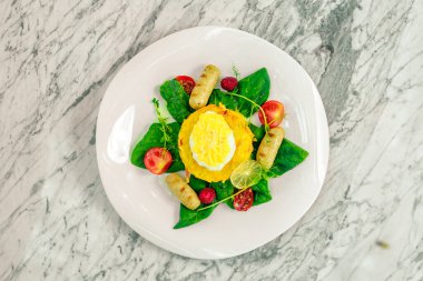 Sebzeli gözleme, tavuk memesi ve haşlanmış yumurta. Kahvaltı.