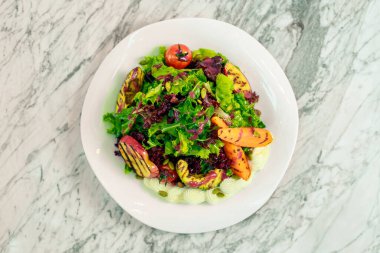 avokado, tavuk göğsü ve sebzeli salata.