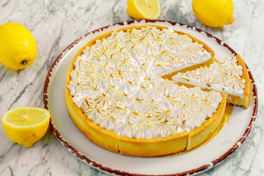 Mermer masada kremalı limonlu pasta.