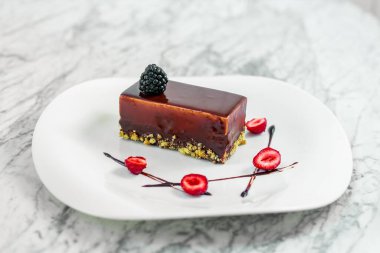 Çilekli ve fındıklı çikolatalı kek.