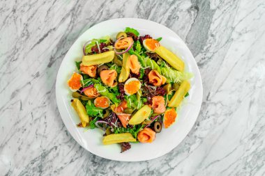 Roka salatası, balık ve havyar. Sağlıklı yemek.