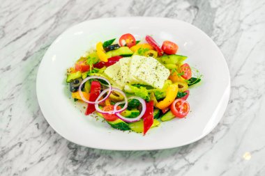 Vejetaryen salatası, tofu ve sebze.