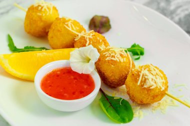 Soslu ve limonlu peynirli toplar.