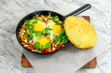 Tavada biberli sahanda yumurta, harika bir servis.