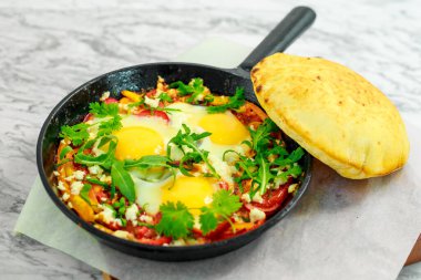 Tavada biberli sahanda yumurta, harika bir servis.