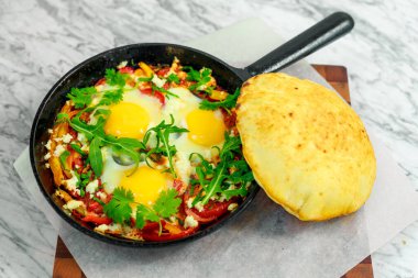 Tavada biberli sahanda yumurta, harika bir servis.