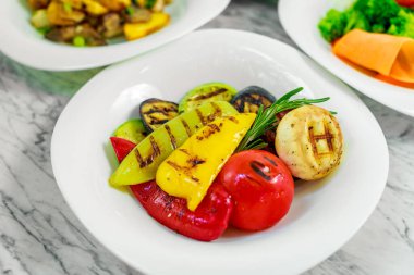 Ana yemek için meze, ızgara sebze, güzel servis.
