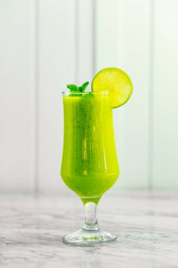 Hafif arka planda meyveli taze sıkılmış limonata.