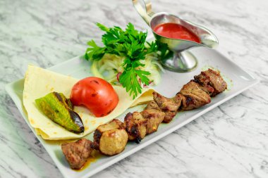 Izgara sebze, soğan ve soslu barbekü.