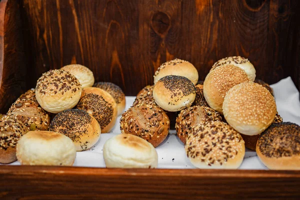 Čerstvý Chléb Sezamem Mákem Dřevěné Krabici — Stock fotografie