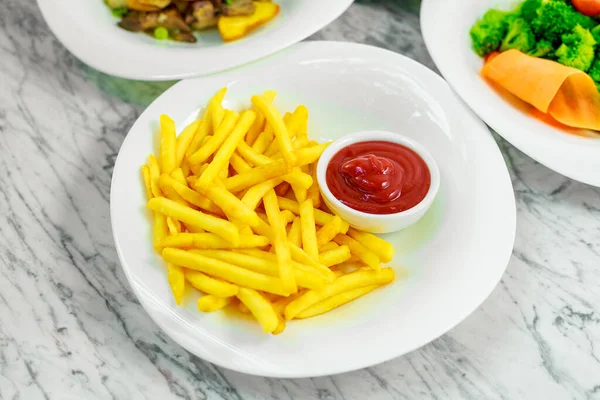 Acompanhamentos Para Prato Principal Batatas Fritas Com Ketchup Prato Branco — Fotografia de Stock