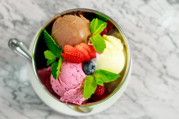 딸기와 박하를 곁들인 아이스크림 아름다운 — 스톡 사진