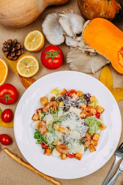 Balkabaklarıyla sonbahar sofrası. Şükran Günü yemeği. Karides sezar salatası.