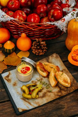Balkabaklarıyla sonbahar sofrası. Şükran Günü yemeği. Ekmek kırıntıları ve salatalıklı börek
