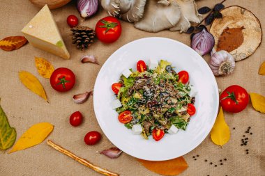 Balkabaklarıyla sonbahar sofrası. Şükran Günü yemeği. Domatesli ve peynirli vejetaryen salatası. Sağlıklı yemek.