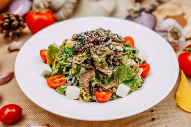 Balkabaklarıyla sonbahar sofrası. Şükran Günü yemeği. Domatesli ve peynirli vejetaryen salatası. Sağlıklı yemek.