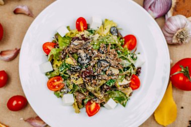 Balkabaklarıyla sonbahar sofrası. Şükran Günü yemeği. Domatesli ve peynirli vejetaryen salatası. Sağlıklı yemek.