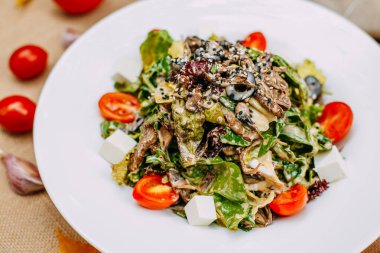 Balkabaklarıyla sonbahar sofrası. Şükran Günü yemeği. Domatesli ve peynirli vejetaryen salatası. Sağlıklı yemek.