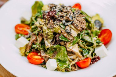 Balkabaklarıyla sonbahar sofrası. Şükran Günü yemeği. Domatesli ve peynirli vejetaryen salatası. Sağlıklı yemek.