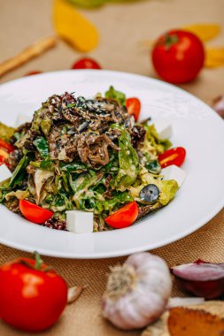 Balkabaklarıyla sonbahar sofrası. Şükran Günü yemeği. Domatesli ve peynirli vejetaryen salatası. Sağlıklı yemek.