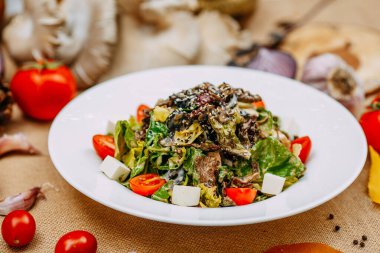 Balkabaklarıyla sonbahar sofrası. Şükran Günü yemeği. Domatesli ve peynirli vejetaryen salatası. Sağlıklı yemek.