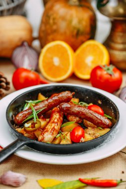 Balkabaklarıyla sonbahar sofrası. Şükran Günü yemeği. Tavada kızarmış patatesli sosis.