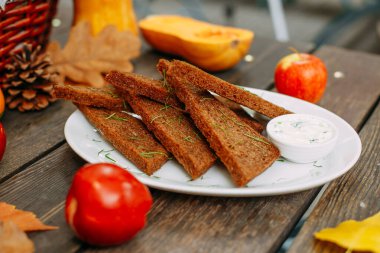 Balkabaklarıyla sonbahar sofrası. Şükran Günü yemeği. sarımsaklı ekmek soslu ve otlu