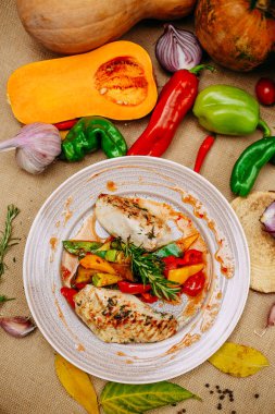 Balkabaklarıyla sonbahar sofrası. Şükran Günü yemeği. Sebzeli ızgara tavuk göğsü.