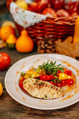 Balkabaklarıyla sonbahar sofrası. Şükran Günü yemeği. Sebzeli ızgara tavuk göğsü.