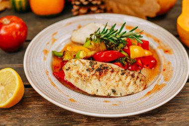 Balkabaklarıyla sonbahar sofrası. Şükran Günü yemeği. Sebzeli ızgara tavuk göğsü.