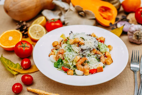 Cenário Mesa Outono Com Abóboras Jantar Acção Graças Salada Camarão — Fotografia de Stock