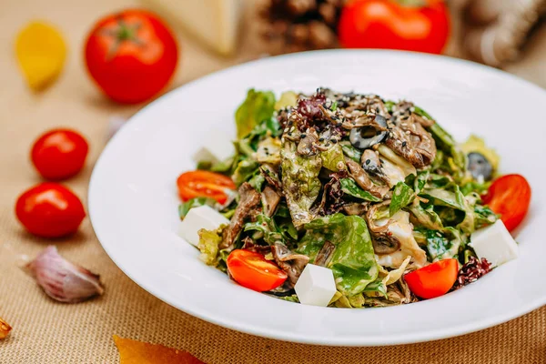 Cenário Mesa Outono Com Abóboras Jantar Acção Graças Salada Vegetariana — Fotografia de Stock