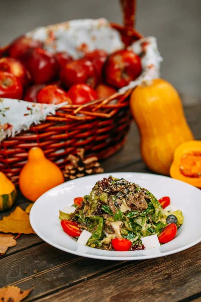 秋天的餐桌设置与南瓜 感恩节晚餐 蔬菜沙拉 西红柿和奶酪 健康食品 — 图库照片