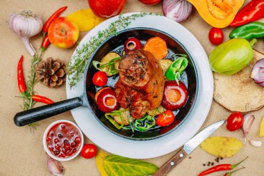 Balkabaklarıyla sonbahar sofrası. Şükran Günü yemeği. Sebzeli domuz budu.