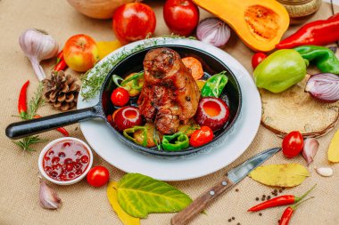 Balkabaklarıyla sonbahar sofrası. Şükran Günü yemeği. Sebzeli domuz budu.