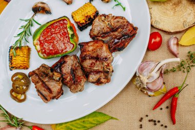 Balkabaklarıyla sonbahar sofrası. Şükran Günü yemeği. Sebzeli ızgara et.