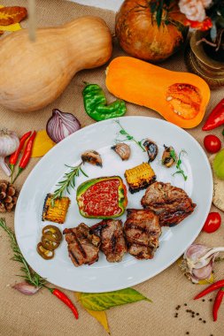 Balkabaklarıyla sonbahar sofrası. Şükran Günü yemeği. Sebzeli ızgara et.