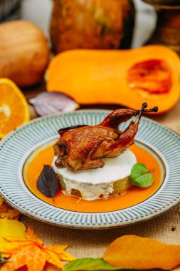 Balkabaklarıyla sonbahar sofrası. Şükran Günü yemeği. Barbekü soslu tavuk.