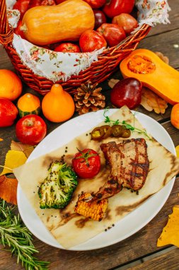 Balkabaklarıyla sonbahar sofrası. Şükran Günü yemeği. Sebzeli biftek.