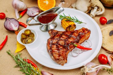 Balkabaklarıyla sonbahar sofrası. Şükran Günü yemeği. Sebzeli biftek.