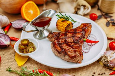 Balkabaklarıyla sonbahar sofrası. Şükran Günü yemeği. Sebzeli biftek.