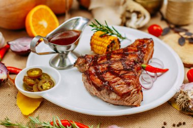 Balkabaklarıyla sonbahar sofrası. Şükran Günü yemeği. Sebzeli biftek.