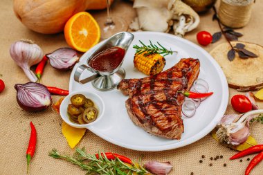 Balkabaklarıyla sonbahar sofrası. Şükran Günü yemeği. Sebzeli biftek.